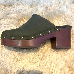 Platform clogs in Olive green